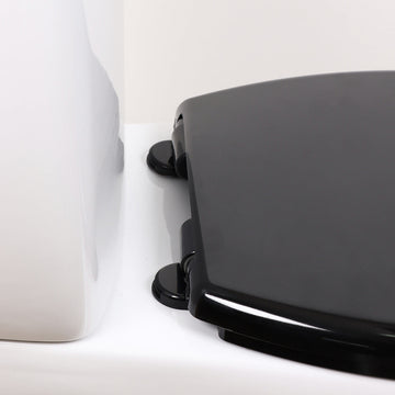 Capac de Toaletă cu Balamale din Plastic si Închidere Lentă - Negru prezentat într-un decor modern marca Ramos