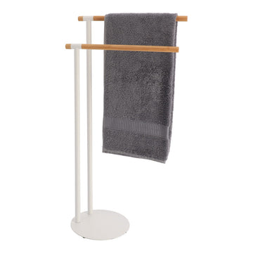 Suport metalic pentru prosoape cu 2 bare din bambus - Alb/Bambus prezentat într-un decor modern marca Ramos
