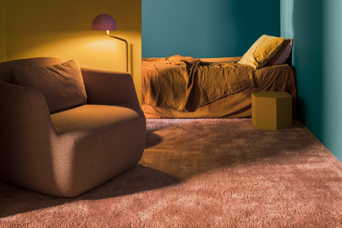 Mochetă Bold Indulgence ilustrat într-un decor elegant marca Ramos