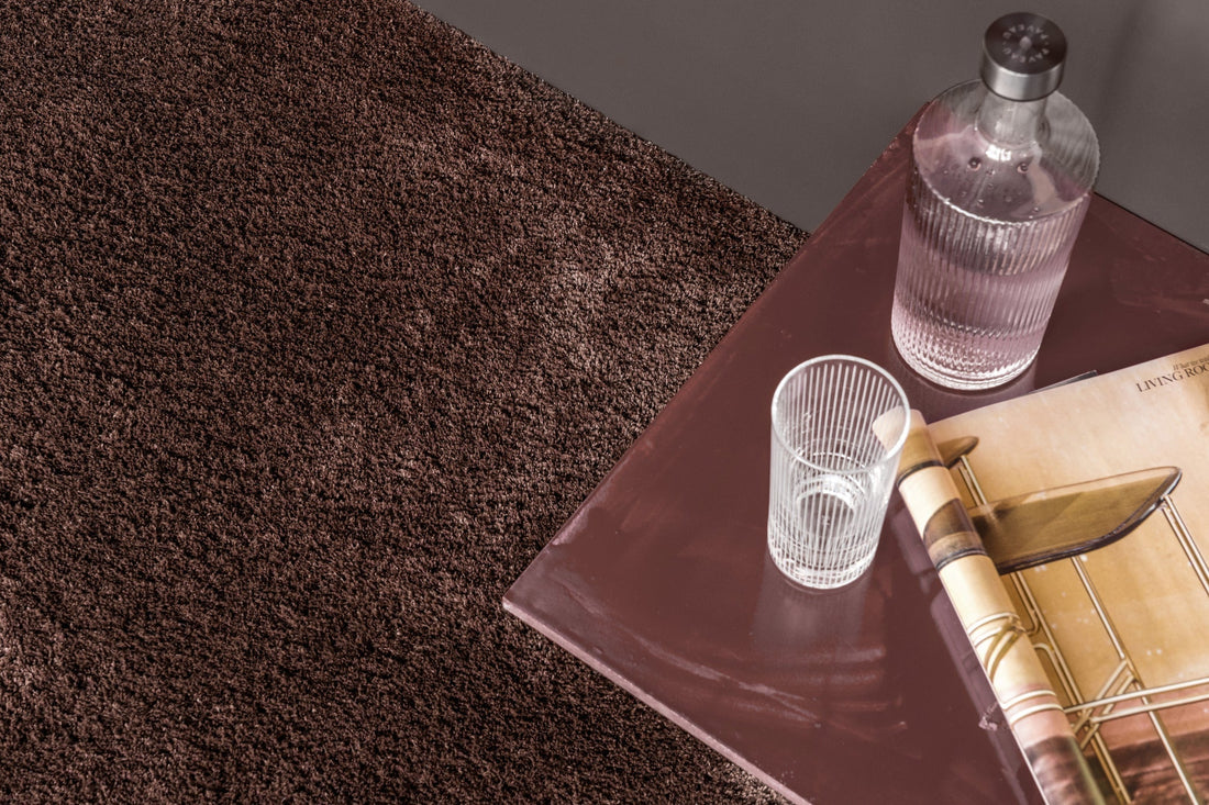 Mochetă Bold Indulgence ilustrat într-un decor elegant marca Ramos