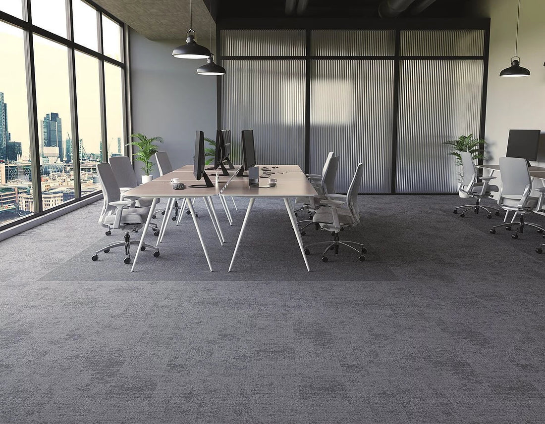 Mochetă Modulară Autoadezivă  Concept MO 25x100 cm prezentat într-un decor modern marca Ramos