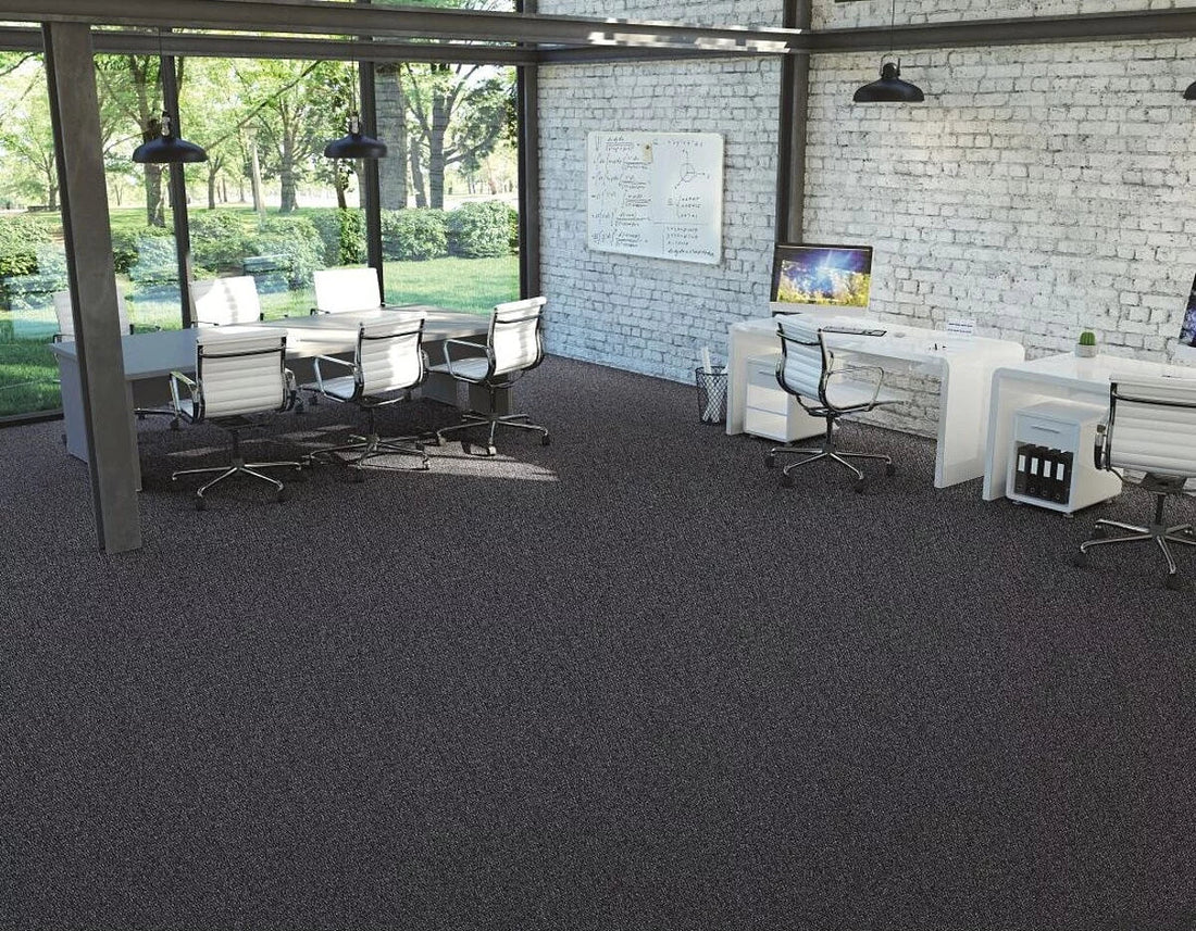 Mochetă Modulară Autoadezivă  Court MO 25 x 100 cm prezentat într-un decor modern marca Ramos