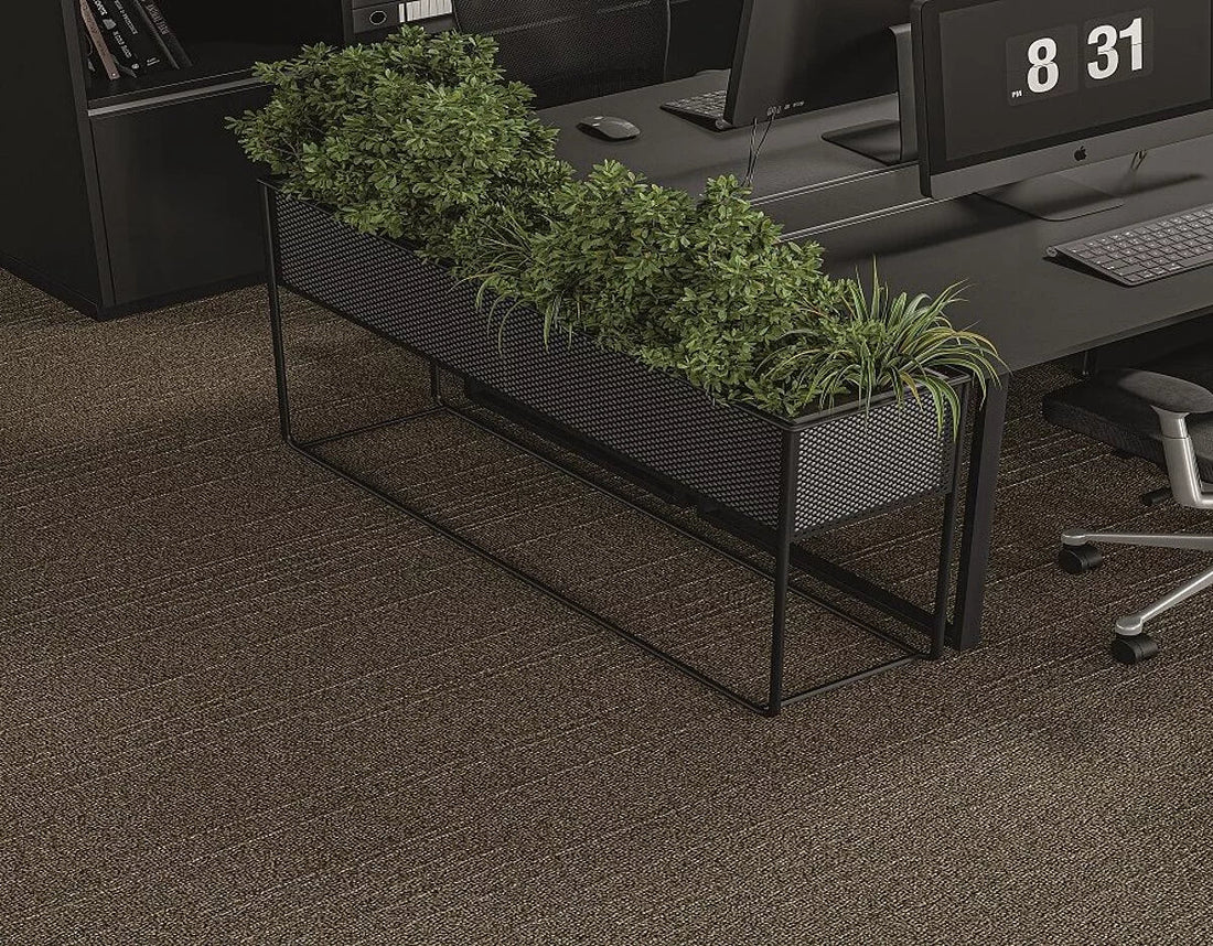 Mochetă Modulară Autoadezivă Cover Vario MO 25 x 100 cm prezentat într-un decor modern marca Ramos