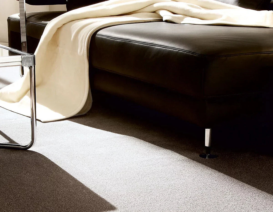Mochetă Modulară Autoadezivă  Cello MO 25x100 cm prezentat într-un decor modern marca Ramos