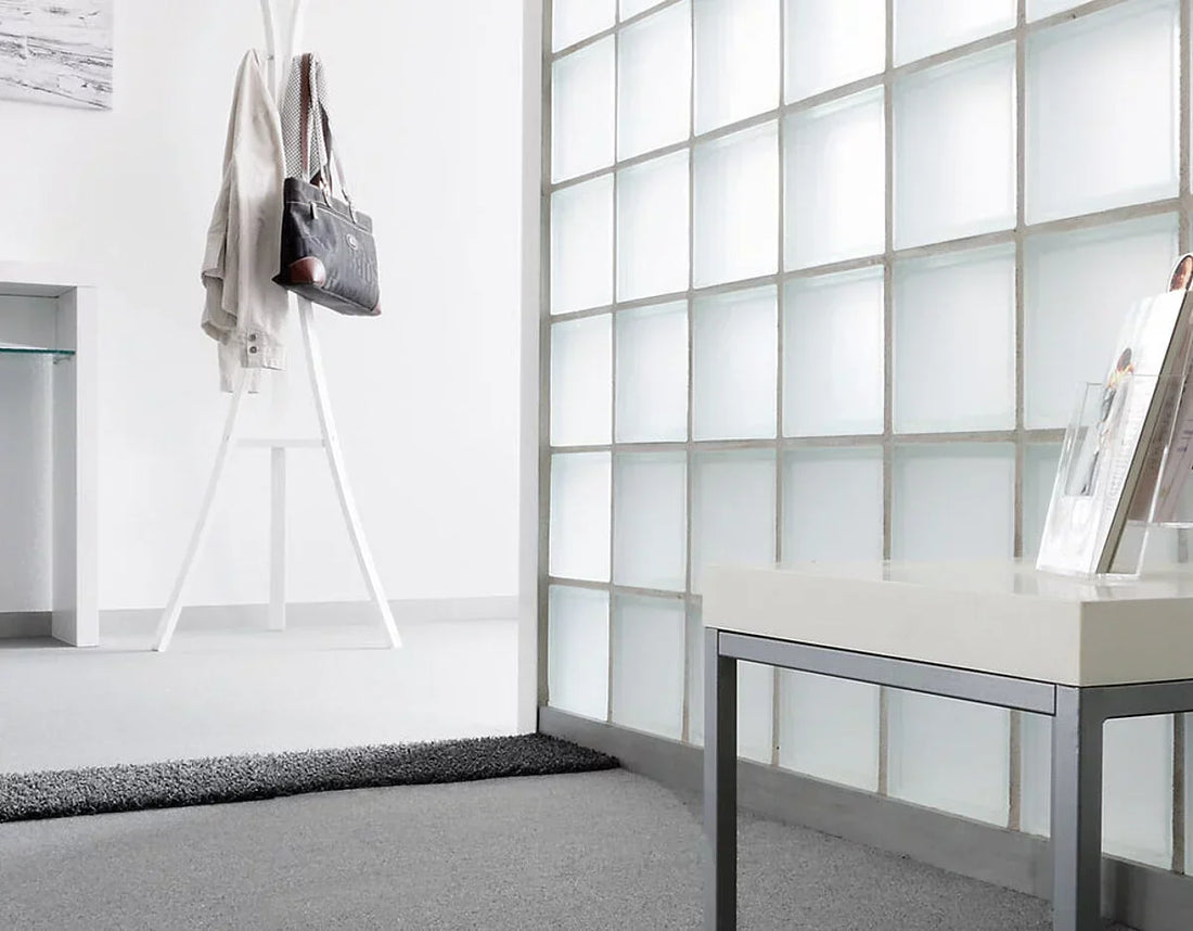 Mochetă Modulară Autoadezivă  Cayenne Pacific MO 25x100 cm prezentat într-un decor modern marca Ramos