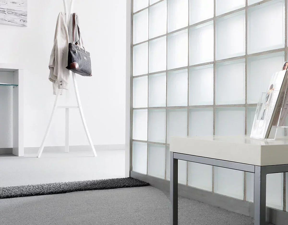 Mochetă Modulară Autoadezivă  Cayenne Pacific MO 25x100 cm prezentat într-un decor modern marca Ramos