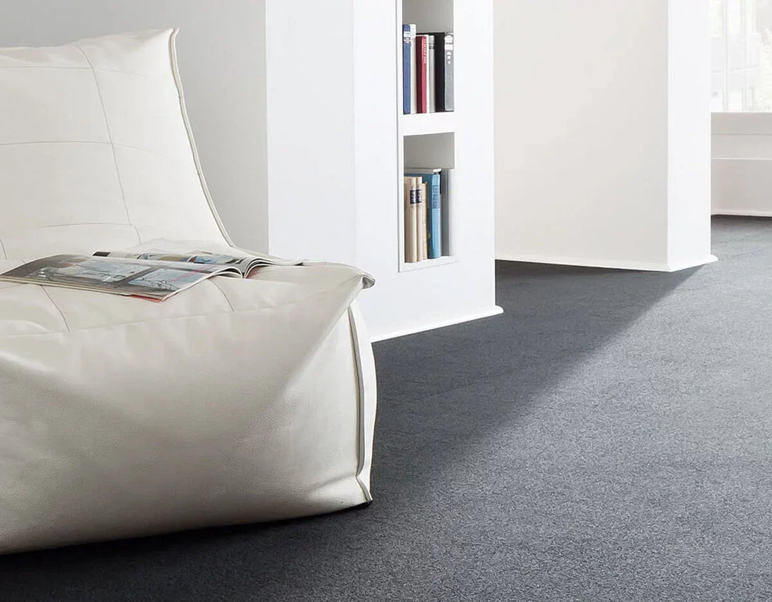 Mochetă Modulară Autoadezivă Chiffon Pearl MO 25x100 cm prezentat într-un decor modern marca Ramos