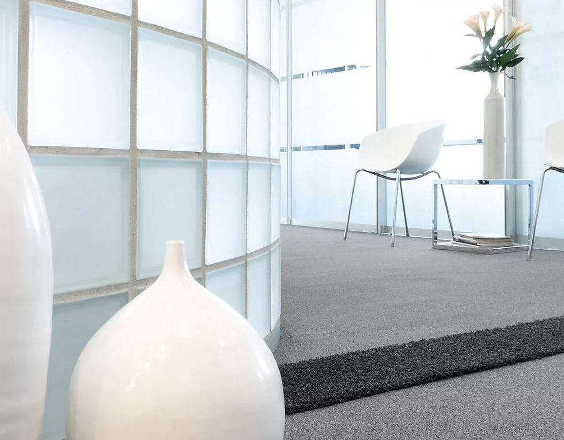 Mochetă Modulară Autoadezivă  Compact Trio MO 25x100 cm prezentat într-un decor modern marca Ramos