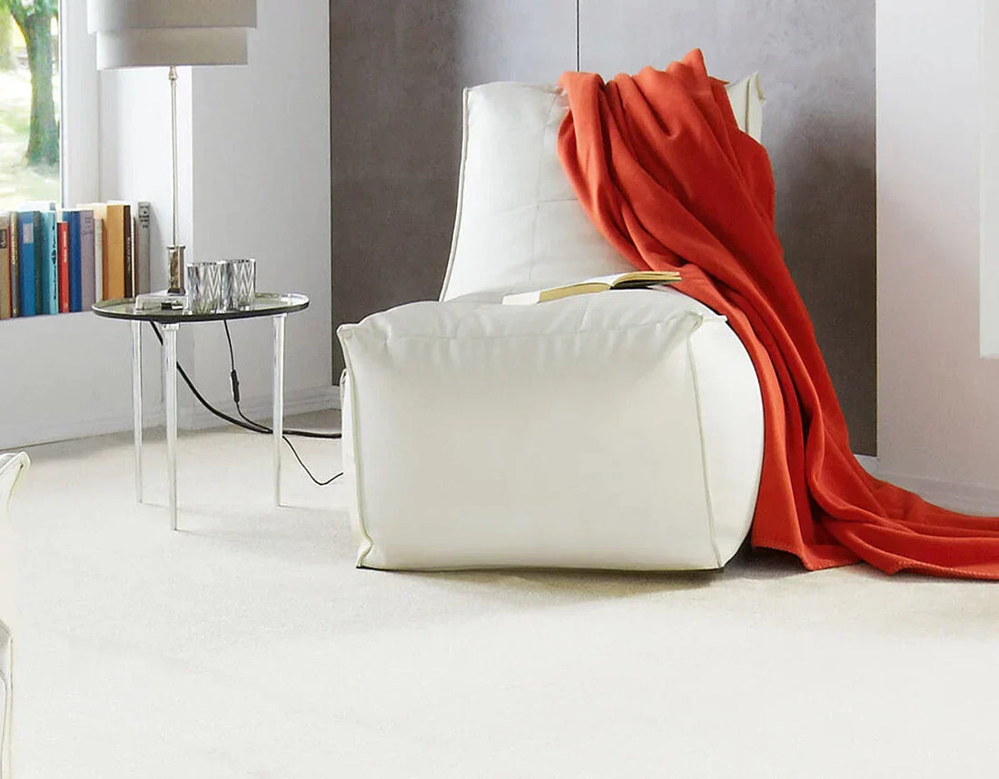 Mochetă Modulară Autoadezivă Couture Shine MO 25 x 100 cm prezentat într-un decor modern marca Ramos