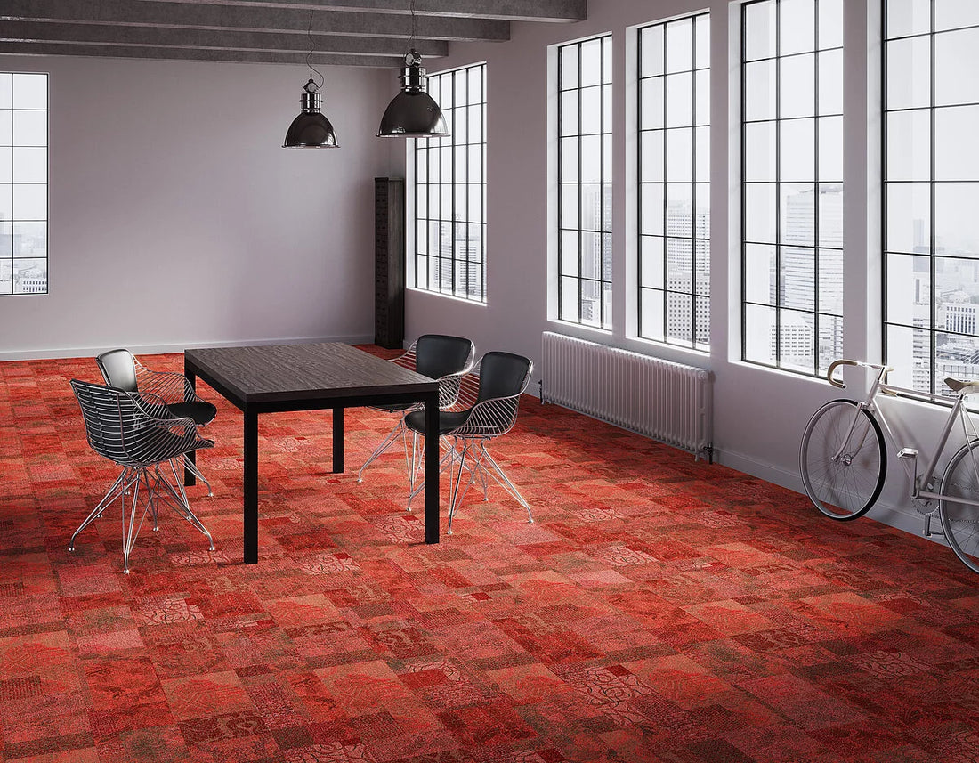 Mochetă Modulară Autoadezivă  Cava Motion MO 25x100 cm prezentat într-un decor modern marca Ramos